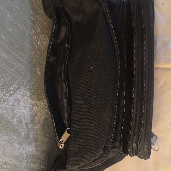 Unisex Large Black Fanny Pack/Crossbody Travel Bag, 4 Zipper Pockets NWOT - Picture 3 of 5